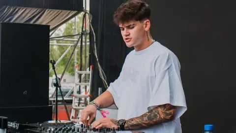 El Campo del Hípico se transforma en el epicentro de la música urbana con la última edición del Monoloco Fest, donde miles de almas vibran al unísono al ritmo de los hits del momento y disfrutan de la energía única de artistas de renombre. Foto: Monoloco.