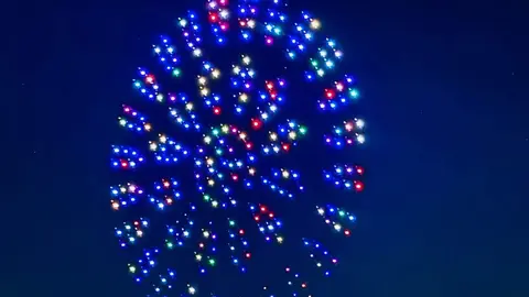 León vivió una noche mágica con el vuelo sincronizado de 200 drones que, con luces y movimientos perfectamente coordinados, rindieron homenaje a San Froilán ante la mirada de miles de leoneses y turistas. Foto: C. Martínez.