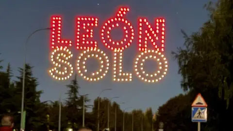 León vivió una noche mágica con el vuelo sincronizado de 200 drones que, con luces y movimientos perfectamente coordinados, rindieron homenaje a San Froilán ante la mirada de miles de leoneses y turistas. Foto: C. Martínez.