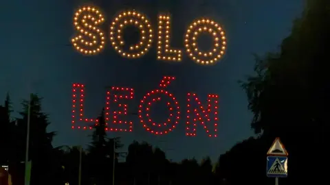 León vivió una noche mágica con el vuelo sincronizado de 200 drones que, con luces y movimientos perfectamente coordinados, rindieron homenaje a San Froilán ante la mirada de miles de leoneses y turistas. Foto: C. Martínez.