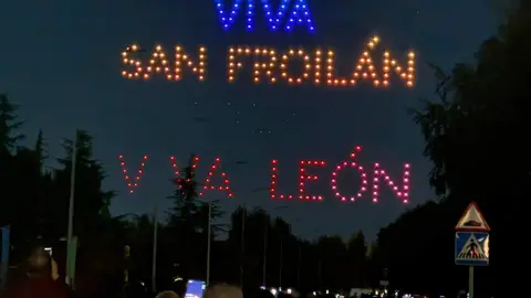 León vivió una noche mágica con el vuelo sincronizado de 200 drones que, con luces y movimientos perfectamente coordinados, rindieron homenaje a San Froilán ante la mirada de miles de leoneses y turistas. Foto: C. Martínez.
