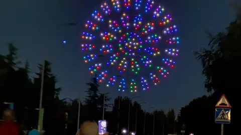 León vivió una noche mágica con el vuelo sincronizado de 200 drones que, con luces y movimientos perfectamente coordinados, rindieron homenaje a San Froilán ante la mirada de miles de leoneses y turistas. Foto: C. Martínez.