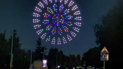 León vivió una noche mágica con el vuelo sincronizado de 200 drones que, con luces y movimientos perfectamente coordinados, rindieron homenaje a San Froilán ante la mirada de miles de leoneses y turistas. Foto: C. Martínez.