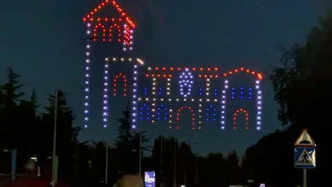 León vivió una noche mágica con el vuelo sincronizado de 200 drones que, con luces y movimientos perfectamente coordinados, rindieron homenaje a San Froilán ante la mirada de miles de leoneses y turistas. Foto: C. Martínez.