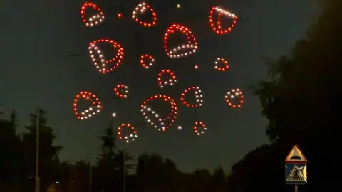 León vivió una noche mágica con el vuelo sincronizado de 200 drones que, con luces y movimientos perfectamente coordinados, rindieron homenaje a San Froilán ante la mirada de miles de leoneses y turistas. Foto: C. Martínez.