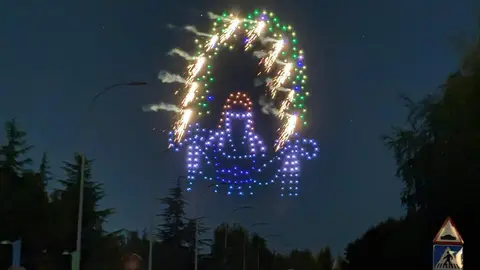 León vivió una noche mágica con el vuelo sincronizado de 200 drones que, con luces y movimientos perfectamente coordinados, rindieron homenaje a San Froilán ante la mirada de miles de leoneses y turistas. Foto: C. Martínez.