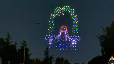 León vivió una noche mágica con el vuelo sincronizado de 200 drones que, con luces y movimientos perfectamente coordinados, rindieron homenaje a San Froilán ante la mirada de miles de leoneses y turistas. Foto: C. Martínez.