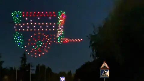 León vivió una noche mágica con el vuelo sincronizado de 200 drones que, con luces y movimientos perfectamente coordinados, rindieron homenaje a San Froilán ante la mirada de miles de leoneses y turistas. Foto: C. Martínez.