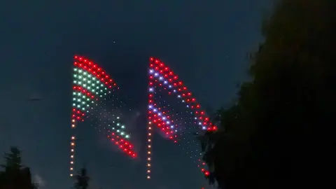 León vivió una noche mágica con el vuelo sincronizado de 200 drones que, con luces y movimientos perfectamente coordinados, rindieron homenaje a San Froilán ante la mirada de miles de leoneses y turistas. Foto: C. Martínez.