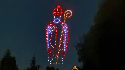 León vivió una noche mágica con el vuelo sincronizado de 200 drones que, con luces y movimientos perfectamente coordinados, rindieron homenaje a San Froilán ante la mirada de miles de leoneses y turistas. Foto: C. Martínez.