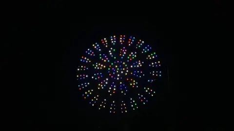 León vivió una noche mágica con el vuelo sincronizado de 200 drones que, con luces y movimientos perfectamente coordinados, rindieron homenaje a San Froilán ante la mirada de miles de leoneses y turistas. Foto: C. Martínez.