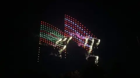 León vivió una noche mágica con el vuelo sincronizado de 200 drones que, con luces y movimientos perfectamente coordinados, rindieron homenaje a San Froilán ante la mirada de miles de leoneses y turistas. Foto: C. Martínez.
