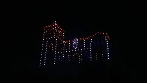 León vivió una noche mágica con el vuelo sincronizado de 200 drones que, con luces y movimientos perfectamente coordinados, rindieron homenaje a San Froilán ante la mirada de miles de leoneses y turistas. Foto: C. Martínez.