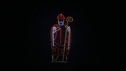 León vivió una noche mágica con el vuelo sincronizado de 200 drones que, con luces y movimientos perfectamente coordinados, rindieron homenaje a San Froilán ante la mirada de miles de leoneses y turistas. Foto: C. Martínez.