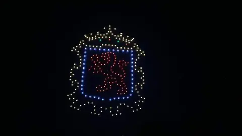 León vivió una noche mágica con el vuelo sincronizado de 200 drones que, con luces y movimientos perfectamente coordinados, rindieron homenaje a San Froilán ante la mirada de miles de leoneses y turistas. Foto: C. Martínez.