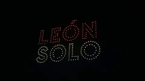 León vivió una noche mágica con el vuelo sincronizado de 200 drones que, con luces y movimientos perfectamente coordinados, rindieron homenaje a San Froilán ante la mirada de miles de leoneses y turistas. Foto: C. Martínez.