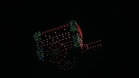 León vivió una noche mágica con el vuelo sincronizado de 200 drones que, con luces y movimientos perfectamente coordinados, rindieron homenaje a San Froilán ante la mirada de miles de leoneses y turistas. Foto: C. Martínez.