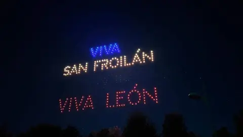 León vivió una noche mágica con el vuelo sincronizado de 200 drones que, con luces y movimientos perfectamente coordinados, rindieron homenaje a San Froilán ante la mirada de miles de leoneses y turistas. Foto: C. Martínez.