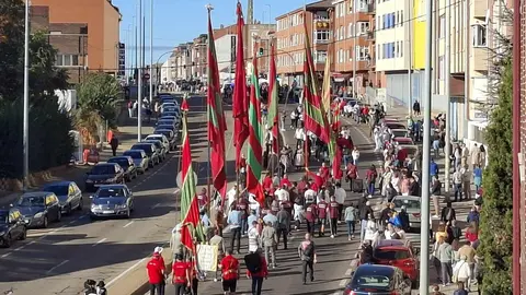 San Froilán revive la tradición en La Virgen del Camino. Miles de personas han realizado el trayecto de la romería hasta la explanada del templo. Fotos: Carlos Calvo | Luisa