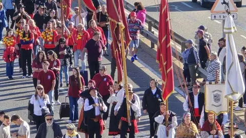 San Froilán revive la tradición en La Virgen del Camino. Miles de personas han realizado el trayecto de la romería hasta la explanada del templo. Fotos: Carlos Calvo | Luisa