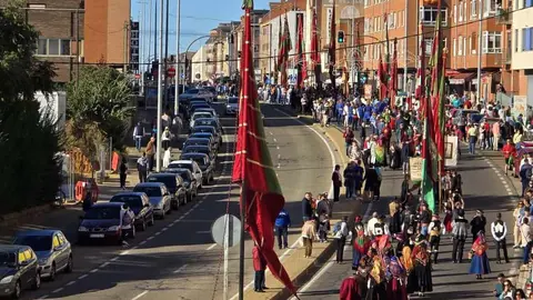 San Froilán revive la tradición en La Virgen del Camino. Miles de personas han realizado el trayecto de la romería hasta la explanada del templo. Fotos: Carlos Calvo | Luisa