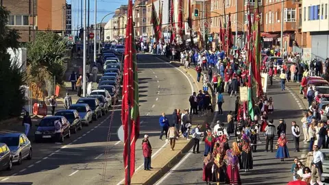 San Froilán revive la tradición en La Virgen del Camino. Miles de personas han realizado el trayecto de la romería hasta la explanada del templo. Fotos: Carlos Calvo | Luisa