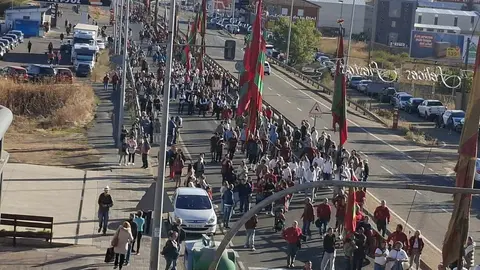 San Froilán revive la tradición en La Virgen del Camino. Miles de personas han realizado el trayecto de la romería hasta la explanada del templo. Foto: Isaac Llamazares.. Foto: Carlos Calvo y Luisa.