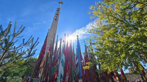 San Froilán revive la tradición en La Virgen del Camino. Miles de personas han realizado el trayecto de la romería hasta la explanada del templo. Foto: Isaac Llamazares.. Foto: Carlos Calvo y Luisa.
