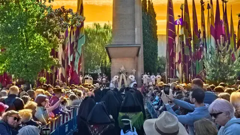 San Froilán revive la tradición en La Virgen del Camino. Miles de personas han realizado el trayecto de la romería hasta la explanada del templo. Foto: Isaac Llamazares.. Foto: Carlos Calvo y Luisa.