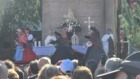 San Froilán revive la tradición en La Virgen del Camino. Miles de personas han realizado el trayecto de la romería hasta la explanada del templo. Fotos: Carlos Calvo | Luisa