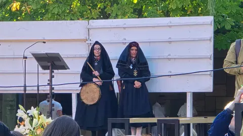 San Froilán revive la tradición en La Virgen del Camino. Miles de personas han realizado el trayecto de la romería hasta la explanada del templo. Fotos: Carlos Calvo | Luisa