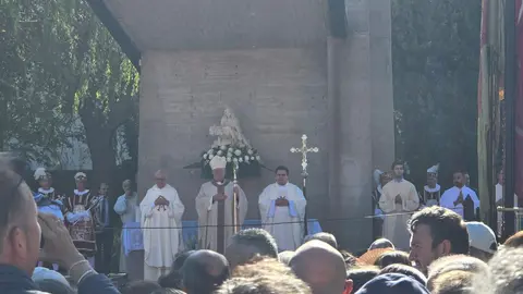 San Froilán revive la tradición en La Virgen del Camino. Miles de personas han realizado el trayecto de la romería hasta la explanada del templo. Foto: Isaac Llamazares.. Foto: Carlos Calvo y Luisa.