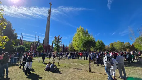 San Froilán revive la tradición en La Virgen del Camino. Miles de personas han realizado el trayecto de la romería hasta la explanada del templo. Fotos: Isaac Llamazares