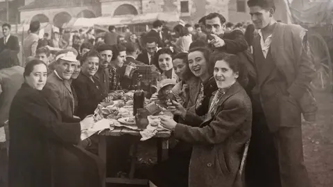 Miles de romeros mantienen viva una tradición medieval que une historia, devoción y cultura popular en el corazón leonés. Fotografías históricas del libro 'La Virgen del Camino, el pueblo' y recopilación de Facebook
