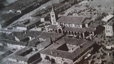 Miles de romeros mantienen viva una tradición medieval que une historia, devoción y cultura popular en el corazón leonés. Fotografías históricas del libro 'La Virgen del Camino, el pueblo' y recopilación de Facebook