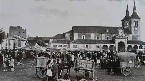 Miles de romeros mantienen viva una tradición medieval que une historia, devoción y cultura popular en el corazón leonés. Fotografías históricas del libro 'La Virgen del Camino, el pueblo' y recopilación de Facebook