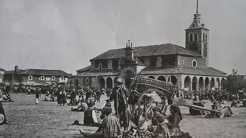 Miles de romeros mantienen viva una tradición medieval que une historia, devoción y cultura popular en el corazón leonés. Fotografías históricas del libro 'La Virgen del Camino, el pueblo' y recopilación de Facebook
