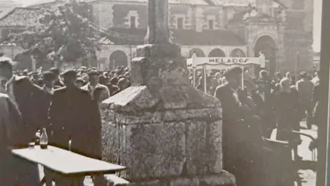 Miles de romeros mantienen viva una tradición medieval que une historia, devoción y cultura popular en el corazón leonés. Fotografías históricas del libro 'La Virgen del Camino, el pueblo' y recopilación de Facebook
