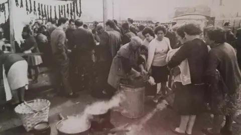 Miles de romeros mantienen viva una tradición medieval que une historia, devoción y cultura popular en el corazón leonés. Fotografías históricas del libro 'La Virgen del Camino, el pueblo' y recopilación de Facebook