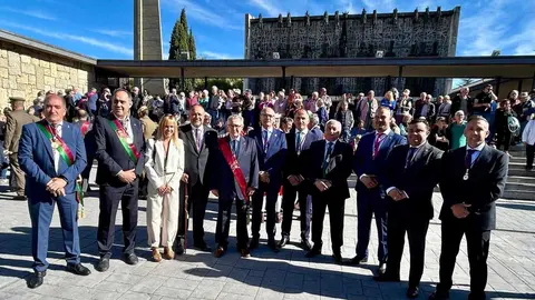 San Froilán revive la tradición en La Virgen del Camino. Miles de personas han realizado el trayecto de la romería hasta la explanada del templo. El acto ha contado con la presencia de las diferentes instituciones y autoridades.
