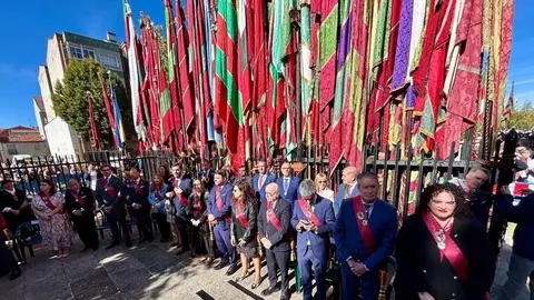 San Froilán revive la tradición en La Virgen del Camino. Miles de personas han realizado el trayecto de la romería hasta la explanada del templo. El acto ha contado con la presencia de las diferentes instituciones y autoridades.