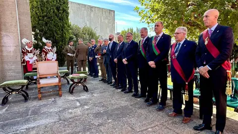 San Froilán revive la tradición en La Virgen del Camino. Miles de personas han realizado el trayecto de la romería hasta la explanada del templo. El acto ha contado con la presencia de las diferentes instituciones y autoridades.