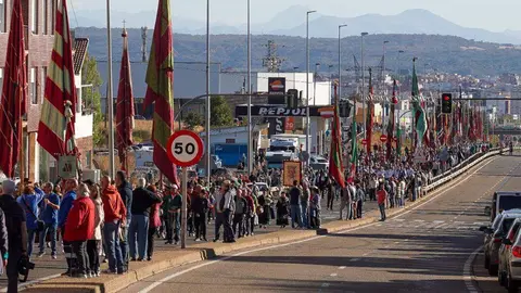 Los pendones y carros engalanados suben en romería a la Virgen del Camino y celebran la misa con motivo de la festividad de San Froilán, a la que asisten los ayuntamientos del Voto y las autoridades. fotos: Campillo