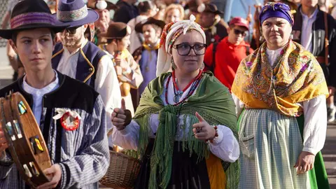 Los pendones y carros engalanados suben en romería a la Virgen del Camino y celebran la misa con motivo de la festividad de San Froilán, a la que asisten los ayuntamientos del Voto y las autoridades. fotos: Campillo
