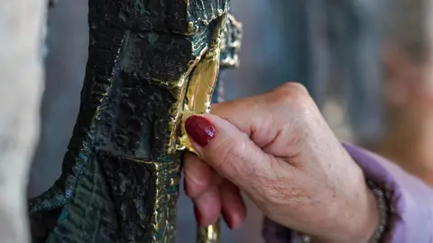 Los pendones y carros engalanados suben en romería a la Virgen del Camino y celebran la misa con motivo de la festividad de San Froilán, a la que asisten los ayuntamientos del Voto y las autoridades. fotos: Campillo