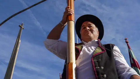Los pendones y carros engalanados suben en romería a la Virgen del Camino y celebran la misa con motivo de la festividad de San Froilán, a la que asisten los ayuntamientos del Voto y las autoridades. fotos: Campillo
