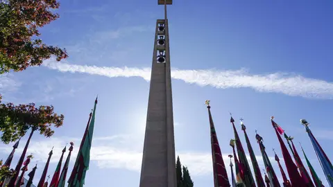 Los pendones y carros engalanados suben en romería a la Virgen del Camino y celebran la misa con motivo de la festividad de San Froilán, a la que asisten los ayuntamientos del Voto y las autoridades. fotos: Campillo