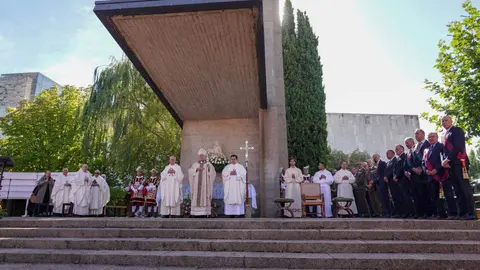 Los pendones y carros engalanados suben en romería a la Virgen del Camino y celebran la misa con motivo de la festividad de San Froilán, a la que asisten los ayuntamientos del Voto y las autoridades. fotos: Campillo