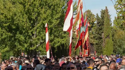 Los pendones y carros engalanados suben en romería a la Virgen del Camino y celebran la misa con motivo de la festividad de San Froilán, a la que asisten los ayuntamientos del Voto y las autoridades. fotos: Campillo