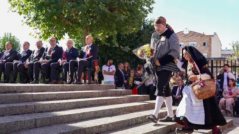 Los pendones y carros engalanados suben en romería a la Virgen del Camino y celebran la misa con motivo de la festividad de San Froilán, a la que asisten los ayuntamientos del Voto y las autoridades. fotos: Campillo